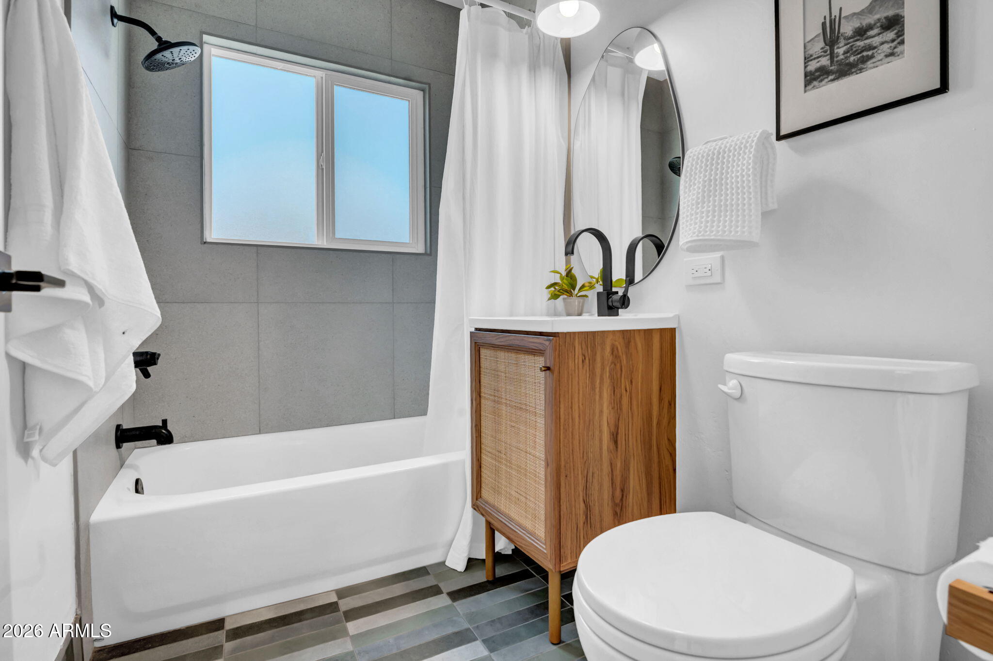 826 East Lamar Road Phoenix, AZ 85014 - Photo 15 of 19 Hall Bathroom