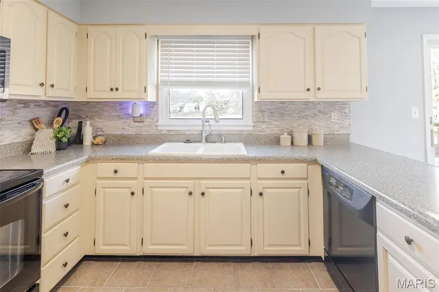 $325,000 | 5016 Southwood Drive, Godfrey, IL 62035