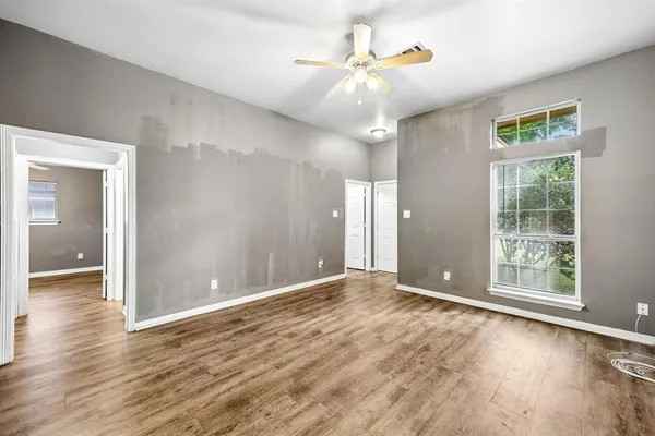 $225,000 | 303 Vista Ridge Drive, Venus, TX 76084