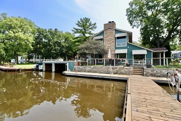 $699,900 | 2870 South Riverside Drive, Beloit, WI 53511