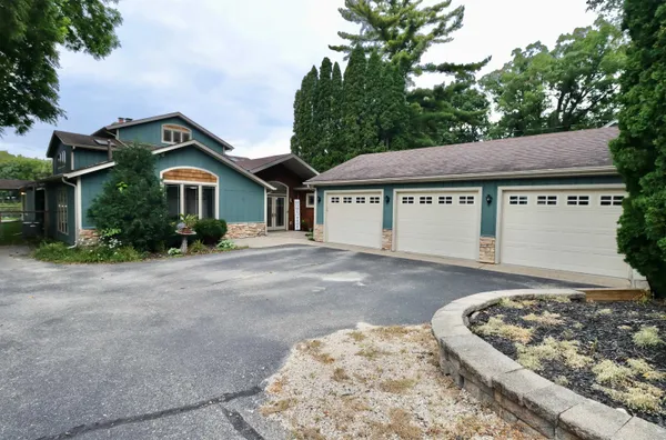 $699,900 | 2870 South Riverside Drive, Beloit, WI 53511