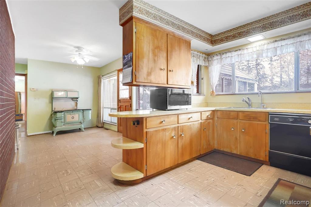 48707 Eight Mile Road Northville, MI 48167 - Photo 8 of 54