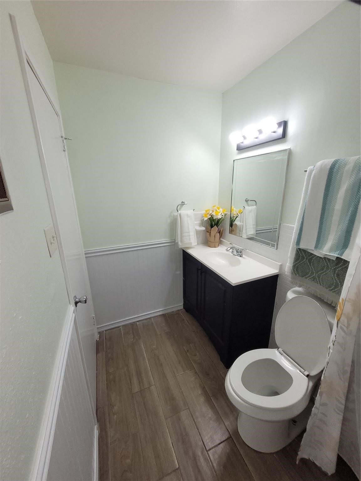 7213 Beechnut Street Houston, TX 77074 - Photo 7 of 12 a bathroom with a sink toilet and tub