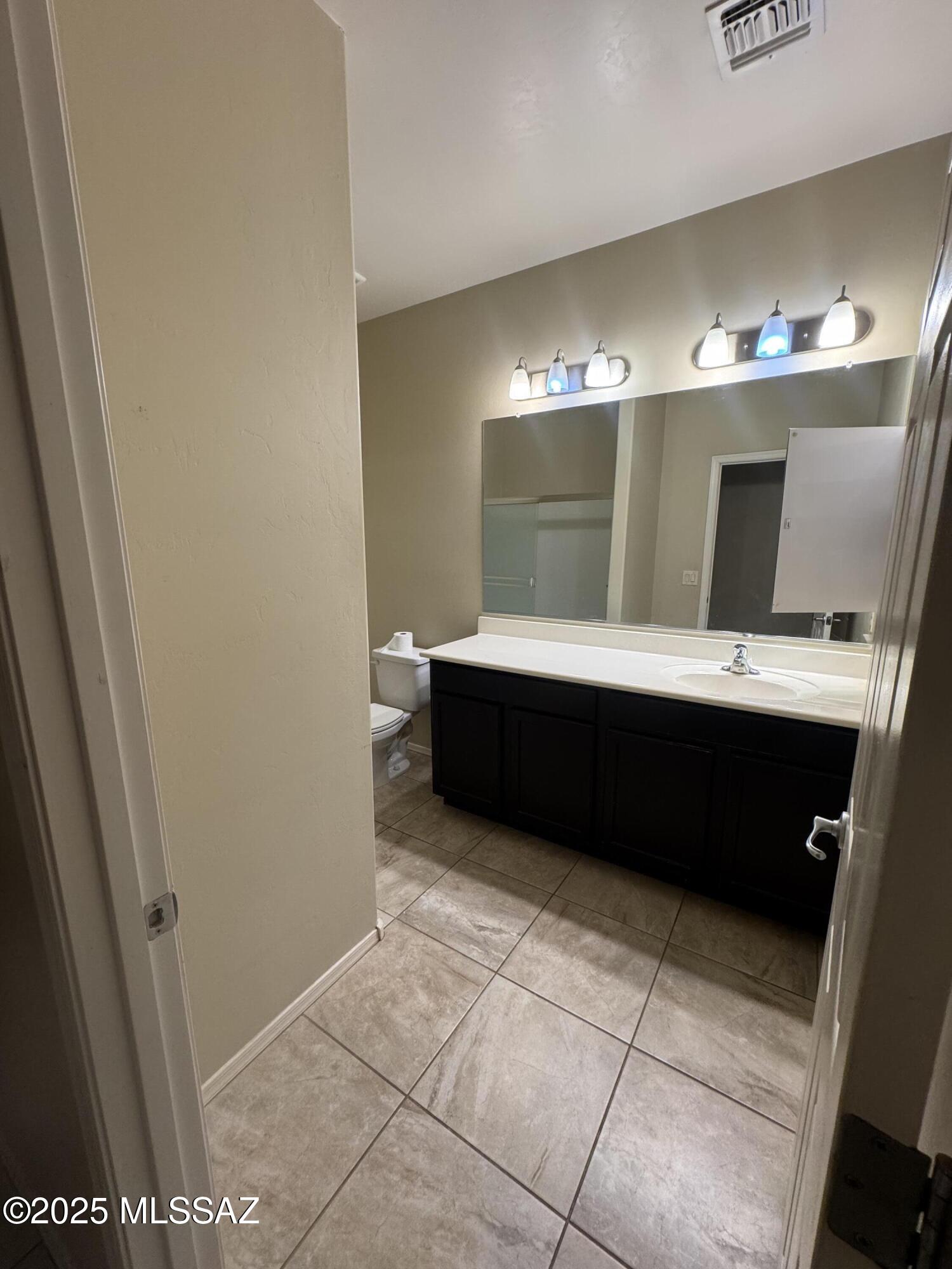 8697 West Denstone Road Marana, AZ 85653 - Photo 13 of 21 Guest Bathroom, spacious!
