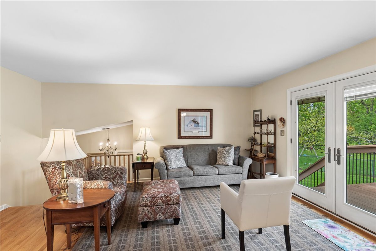 122 Mulberry Road Deerfield, IL 60015 - Photo 2 of 22
