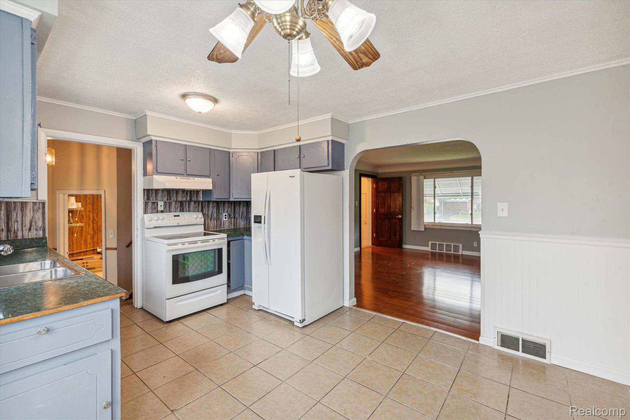 15813 Allen Road Southgate, MI 48195 - Photo 11 of 35 Kitchen and dining room