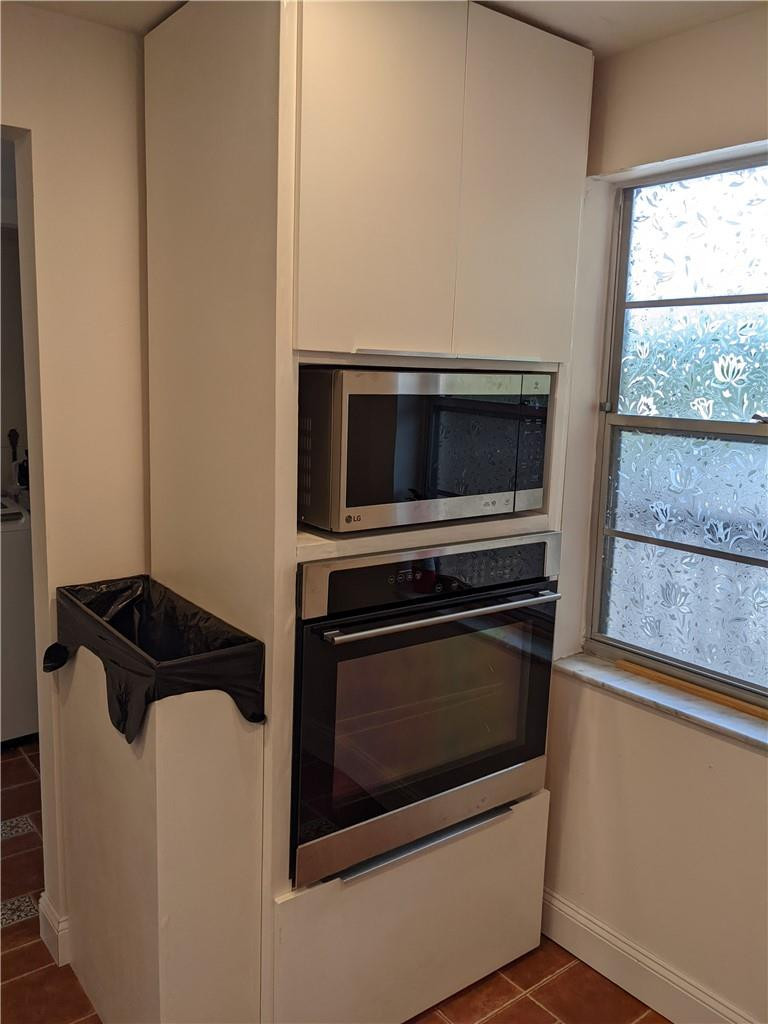 9280 Southwest 3rd Street, Unit 810 Boca Raton, FL 33428 - Photo 4 of 22 a close view of stove and microwave