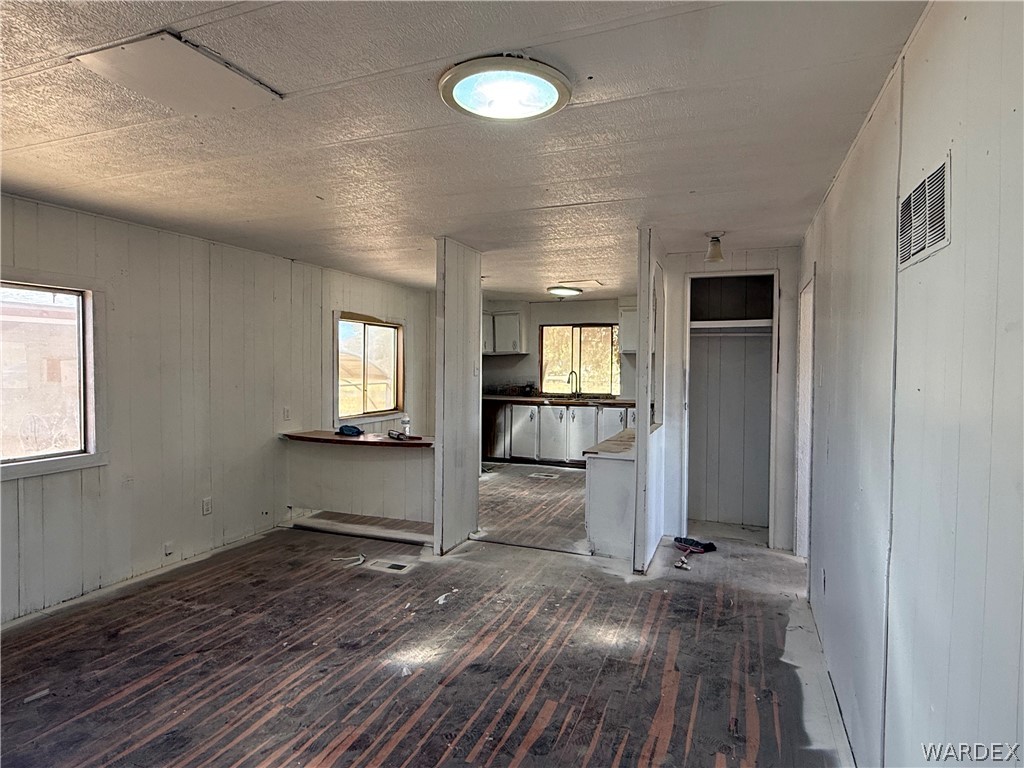 8051 7th Street Dolan Springs, AZ 86441 - Photo 18 of 65 Dining Area