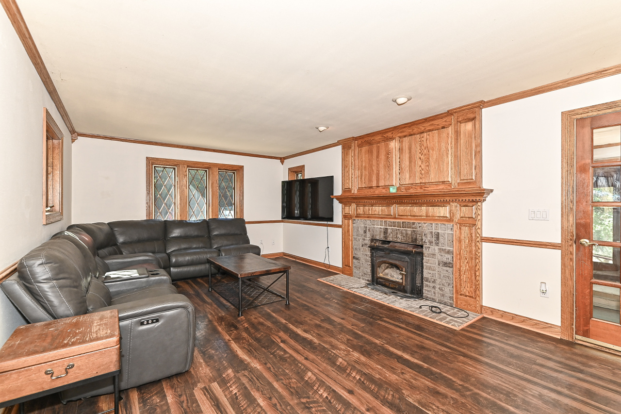 N7450 Carriage Drive Troy, WI 53121 - Photo 15 of 46 Large Livingroom wFireplace