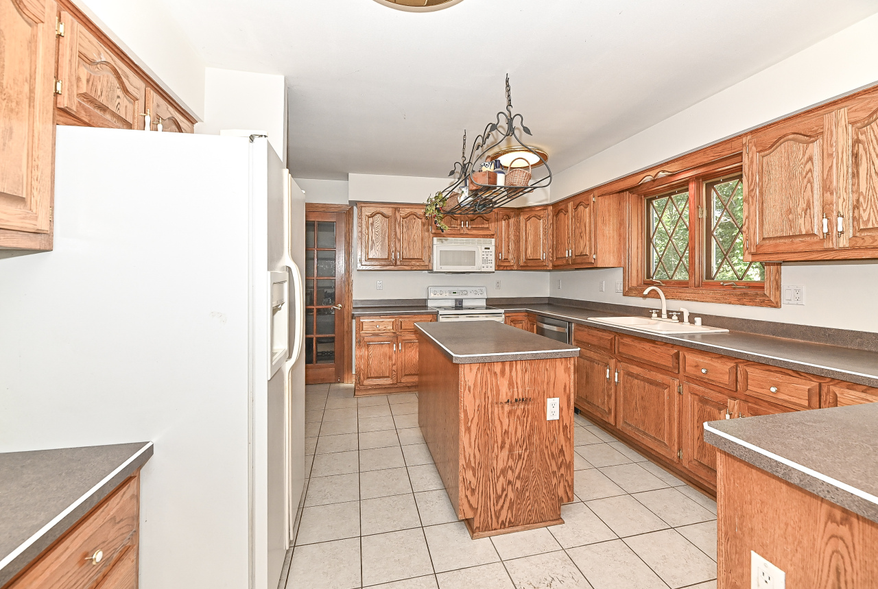 N7450 Carriage Drive Troy, WI 53121 - Photo 20 of 46 Large Kitchen