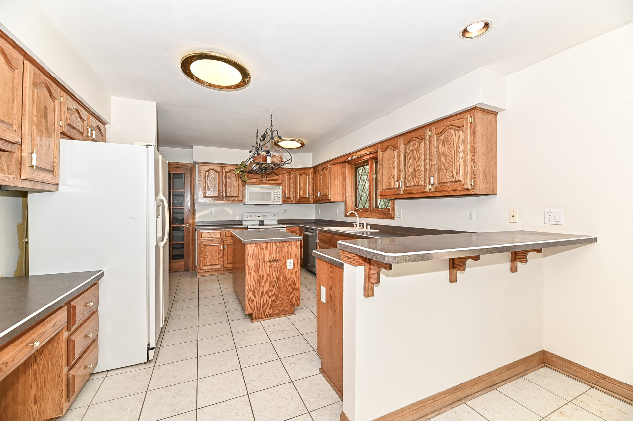 N7450 Carriage Drive Troy, WI 53121 - Photo 22 of 46 Breakfast Bar