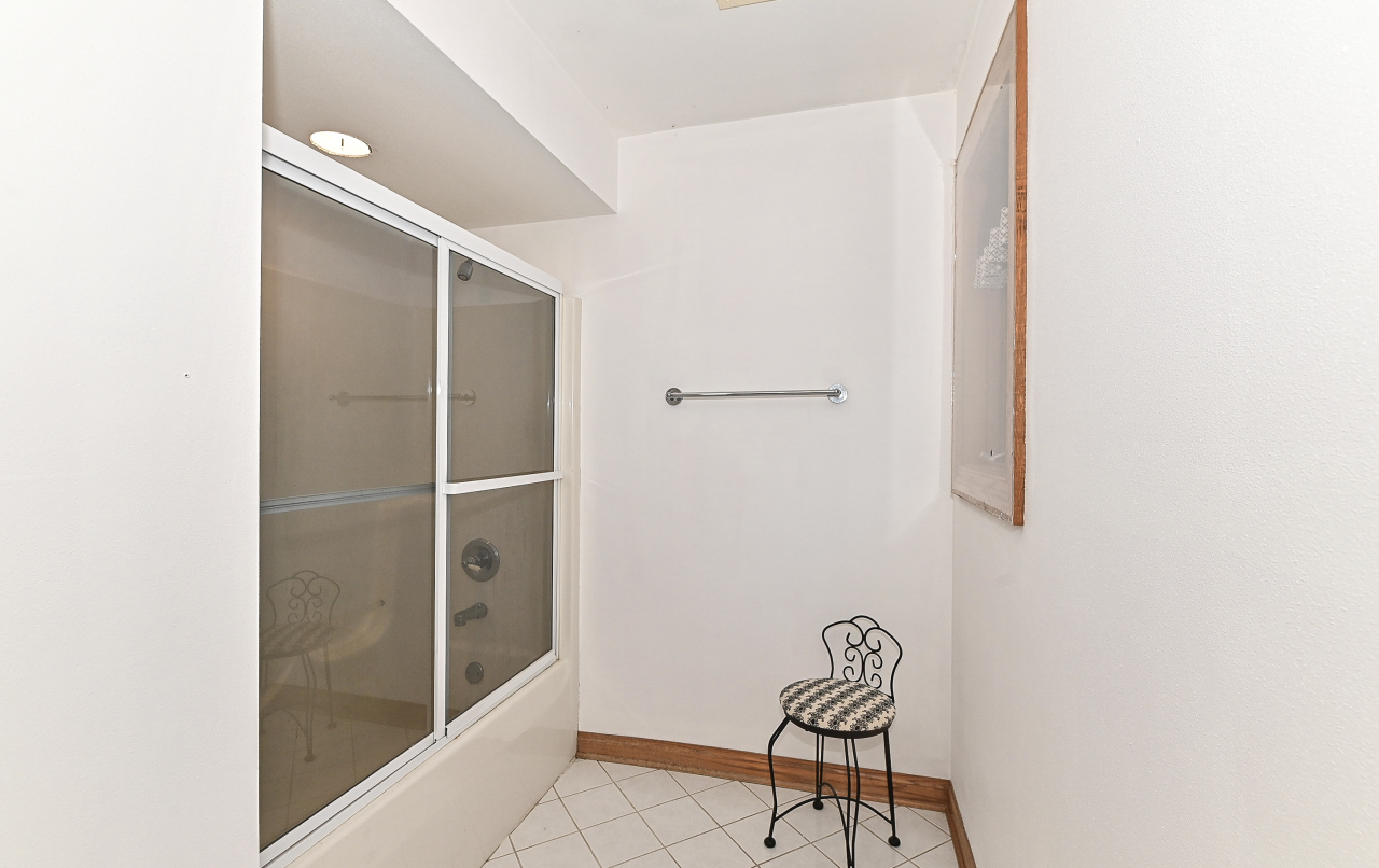 N7450 Carriage Drive Troy, WI 53121 - Photo 41 of 46 Spacious Full Bathroom