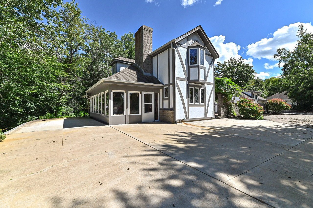 N7450 Carriage Drive Troy, WI 53121 - Photo 7 of 46 Sunroom