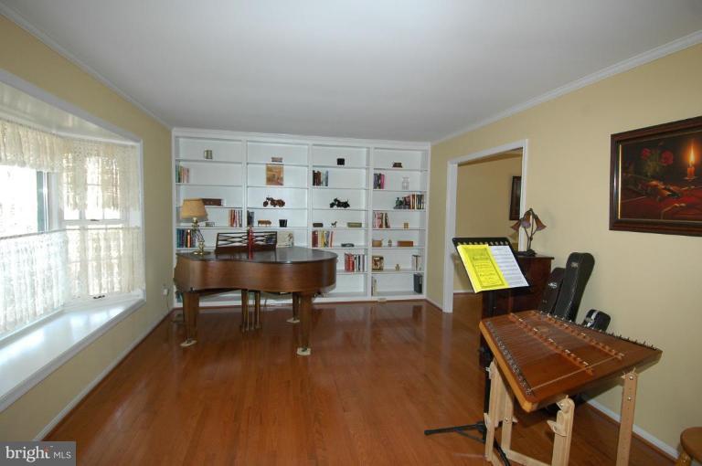 6401 Gregory Court Springfield, VA 22152 - Photo 8 of 20 Living Room #2