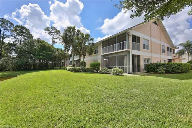 a view of a house with backyard and garden