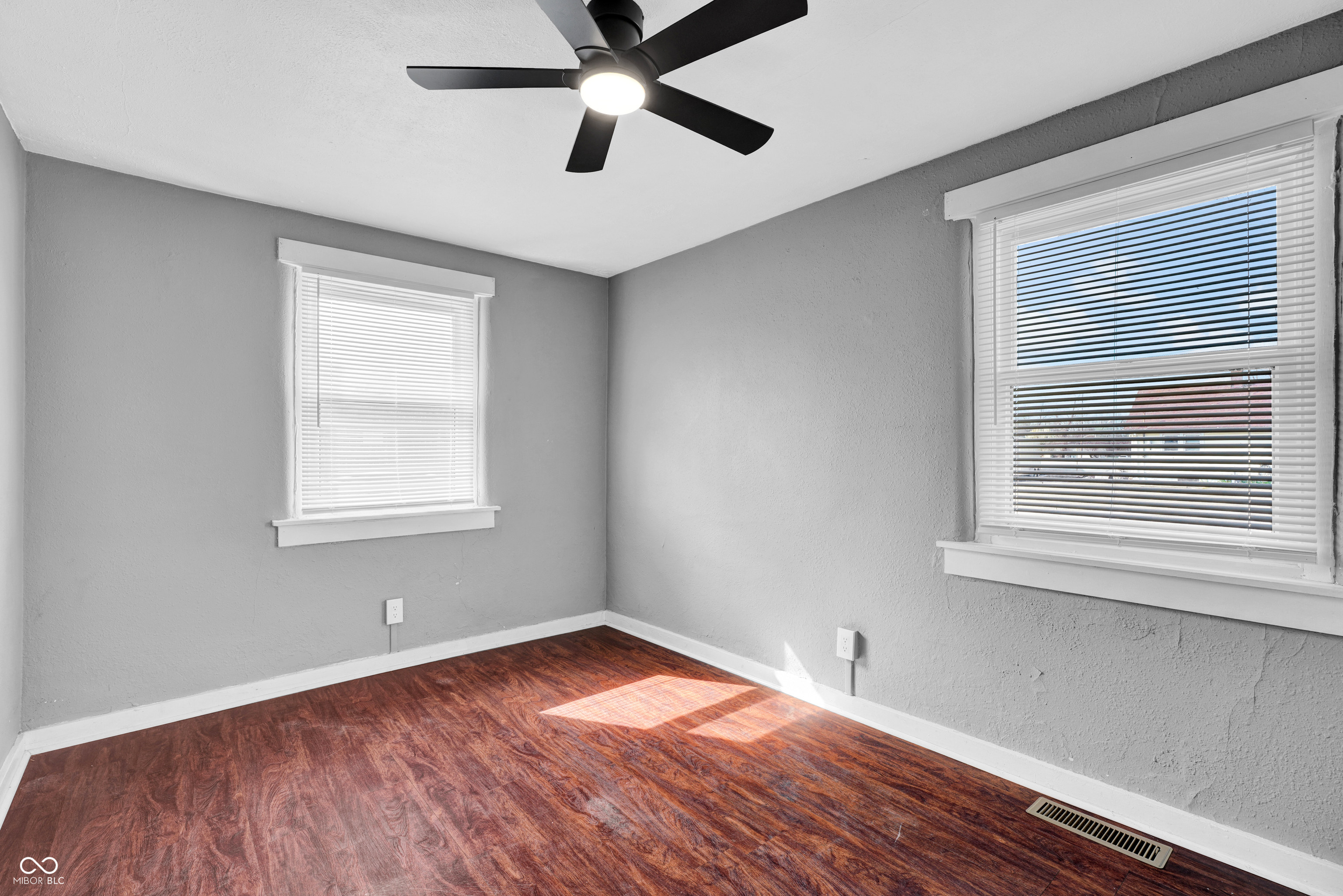 303 Hope Avenue Columbus, IN 47201 - Photo 8 of 25