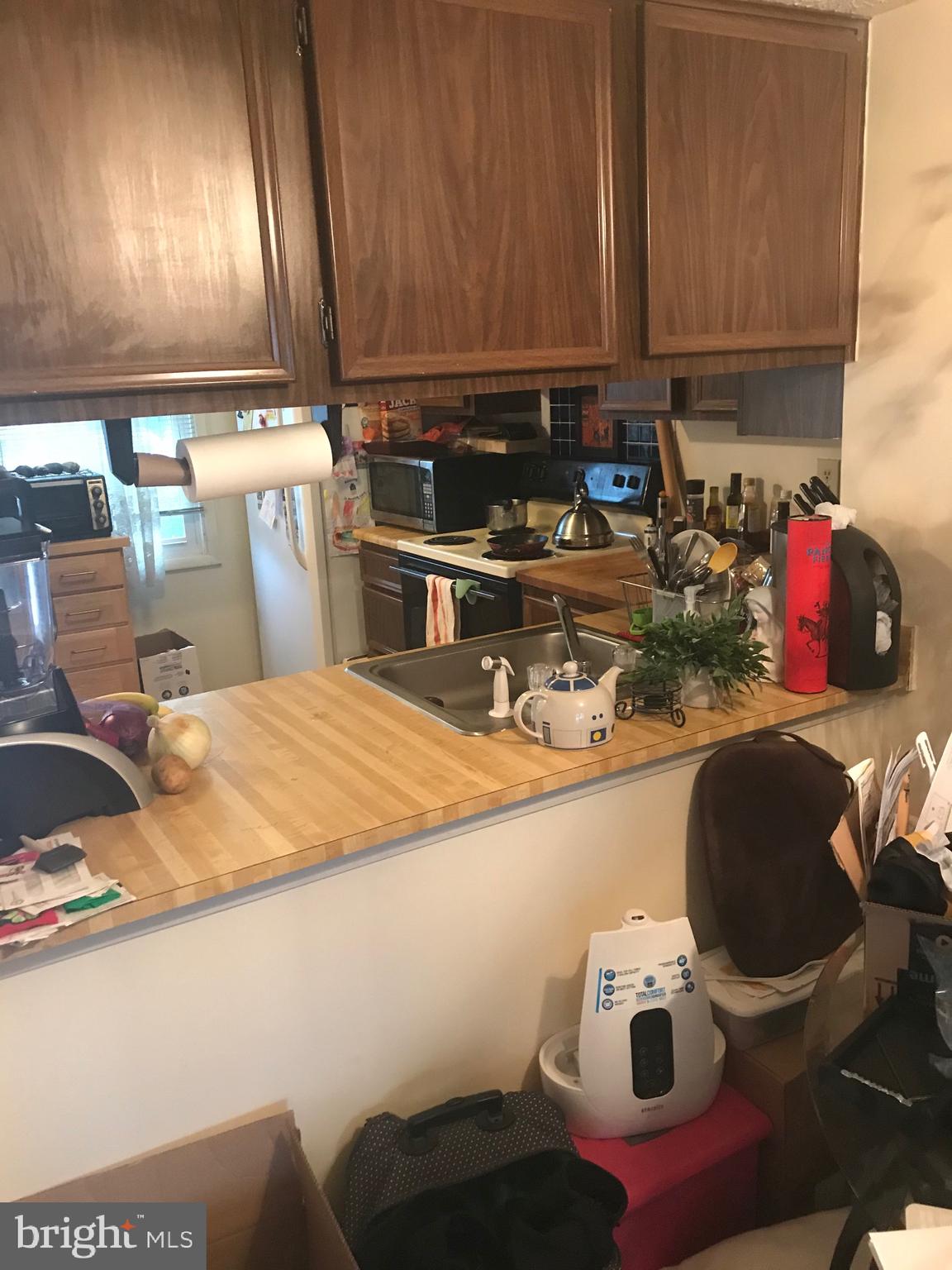 8320 Brookvale Court Springfield, VA 22153 - Photo 10 of 43 Kitchen Counter