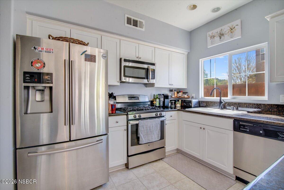 2212 Meridian Way Lompoc, CA 93436 - Photo 3 of 29 3 kitche