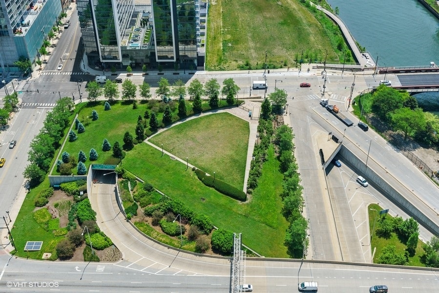 235 West Van Buren Street, Unit 4409 Chicago, IL 60607 - Photo 19 of 26 a view of a garden