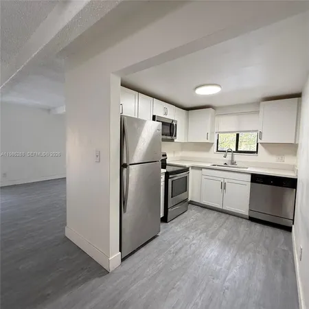 $1,895 | 1125 South Flagler Avenue, Unit 520, Pompano Beach, FL 33060