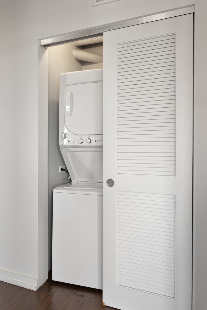 1325 West Wilson Avenue, Unit 1011 Chicago, IL 60640 - Photo 7 of 22 a utility room with dryer and washer