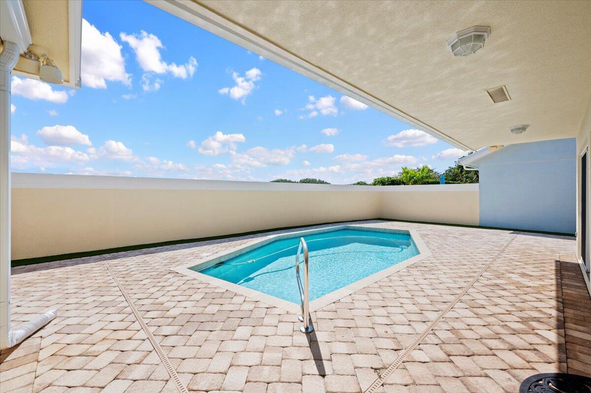 180 Ridge Road Jupiter, FL 33477 - Photo 3 of 28 02-LUX7982