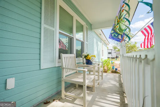 a view of entryway with patio