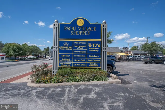 a picture of a wall with a wall