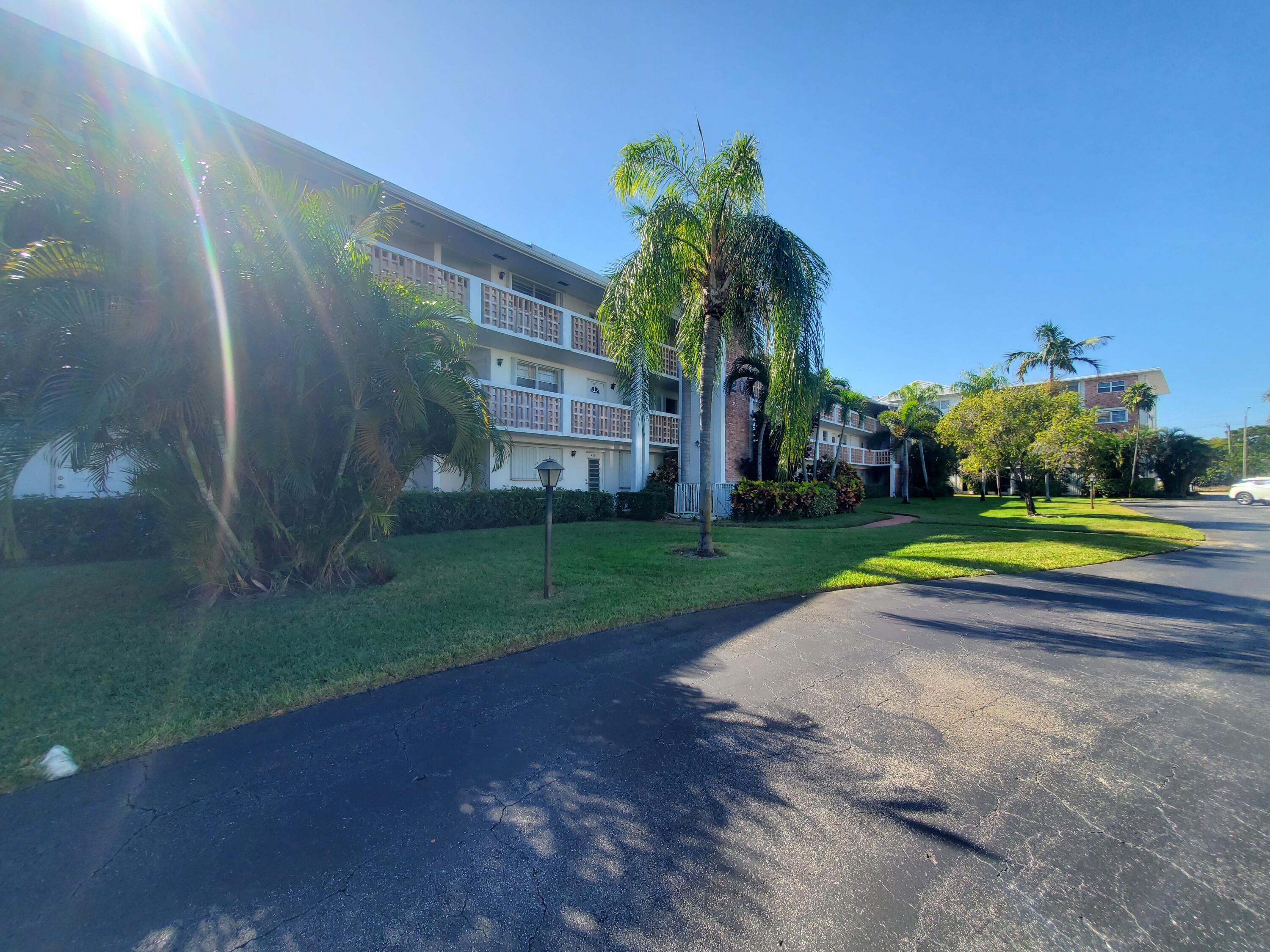 20 Southeast 13th Street, Unit A6 Boca Raton, FL 33432 - Photo 13 of 14 a view of a volley ball court