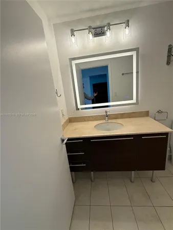 $3,000 | 1900 North Bayshore Drive, Unit 3507, Miami, FL 33132