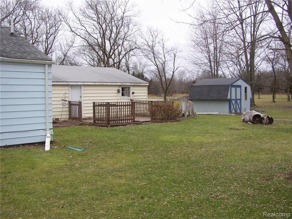 6417 Lapeer Road Burton, MI 48509 - Photo 4 of 30 P1110023.JPG