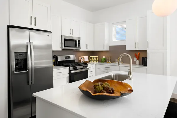 $3,615 | 555 Lakeview Parkway, Unit 3, Vernon Hills, IL 60061