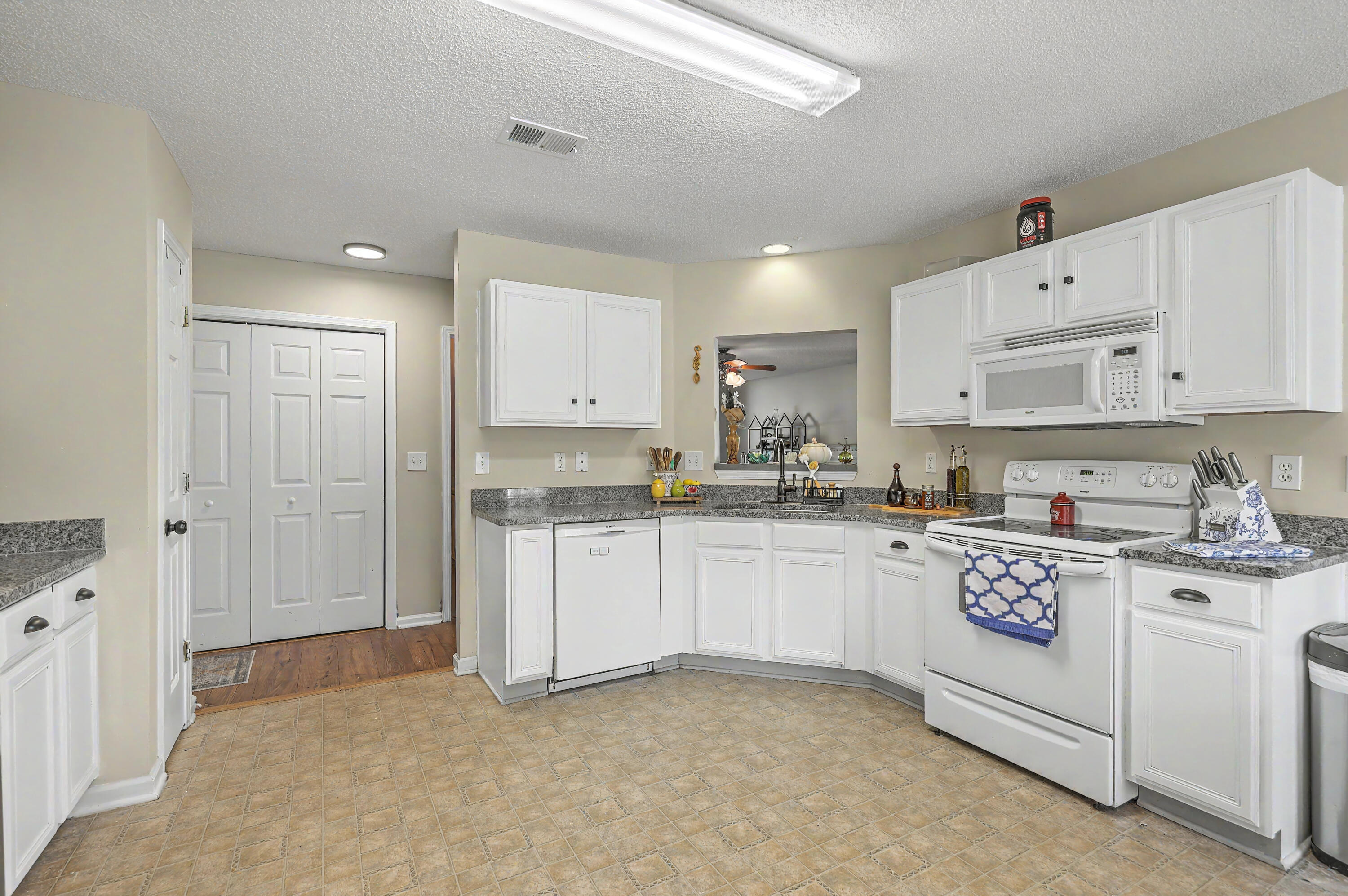 300 Dunning Road Summerville, SC 29486 - Photo 11 of 32