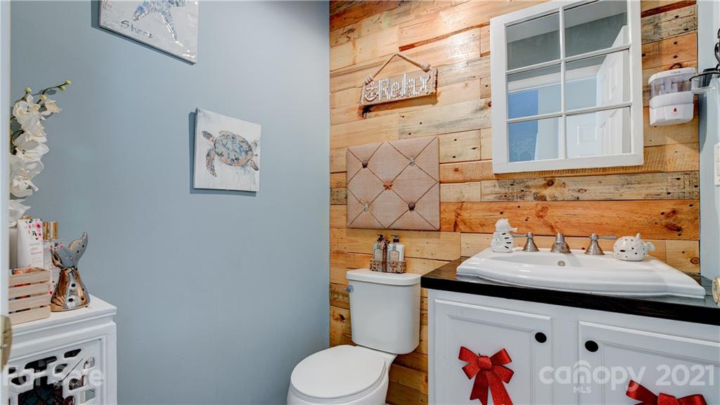 7103 Indian Ridge Lane Charlotte, NC 28214 - Photo 15 of 24 a bathroom with a sink and a toilet