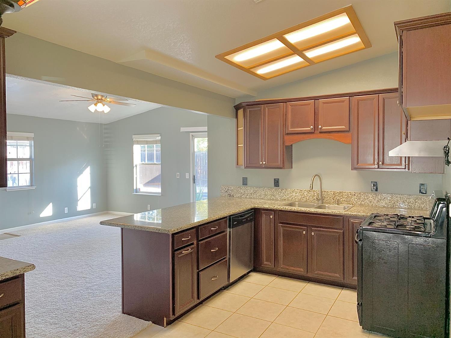 7607 Harmony Oaks Way Sacramento, CA 95828 - Photo 4 of 21