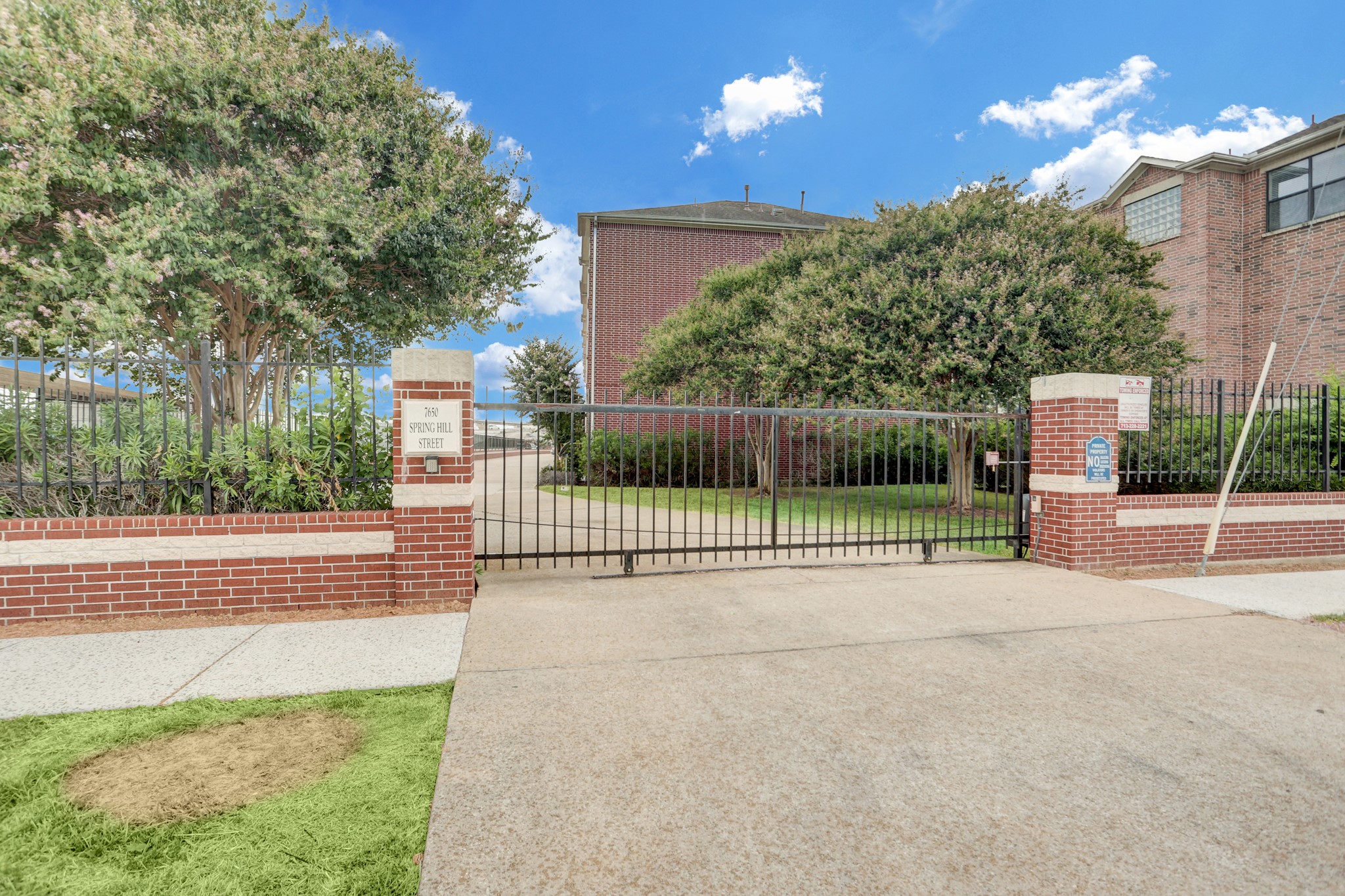 7650 Springhill Street, Unit 304 Houston, TX 77021 - Photo 17 of 18 a view of a house with a iron fence