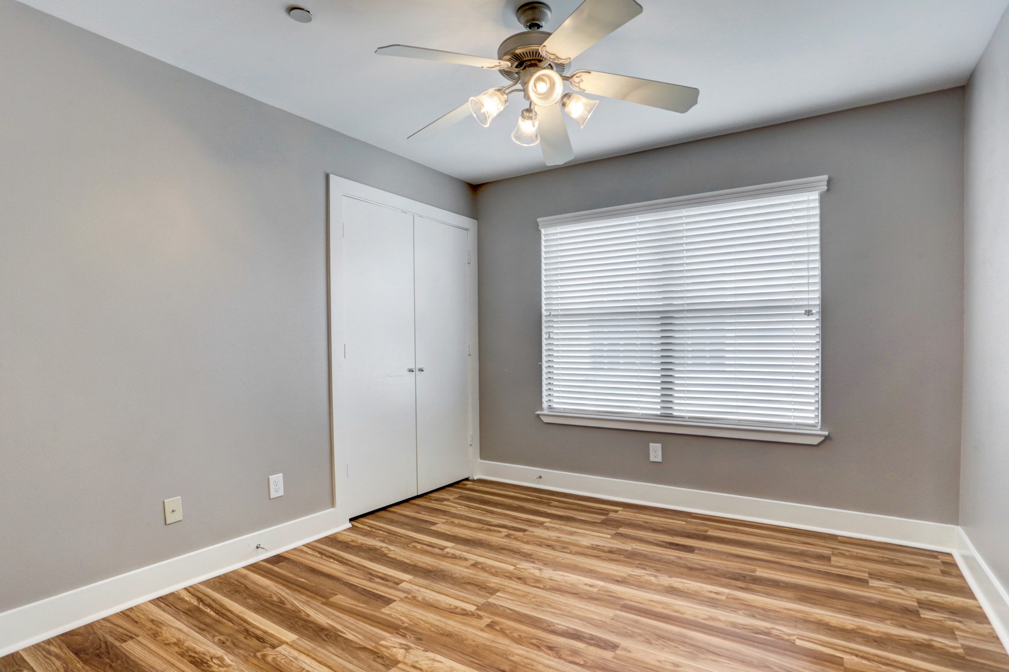 7650 Springhill Street, Unit 304 Houston, TX 77021 - Photo 8 of 18 a view of an empty room with window and a chandelier fan