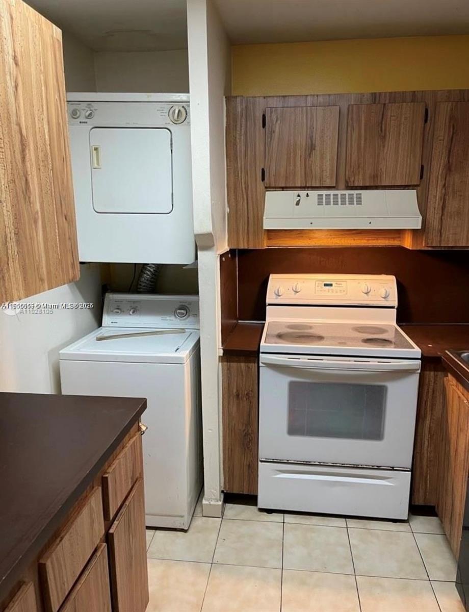 440 East 23rd Street, Unit 1305 Hialeah, FL 33013 - Photo 4 of 12 a utility room with dryer and washer