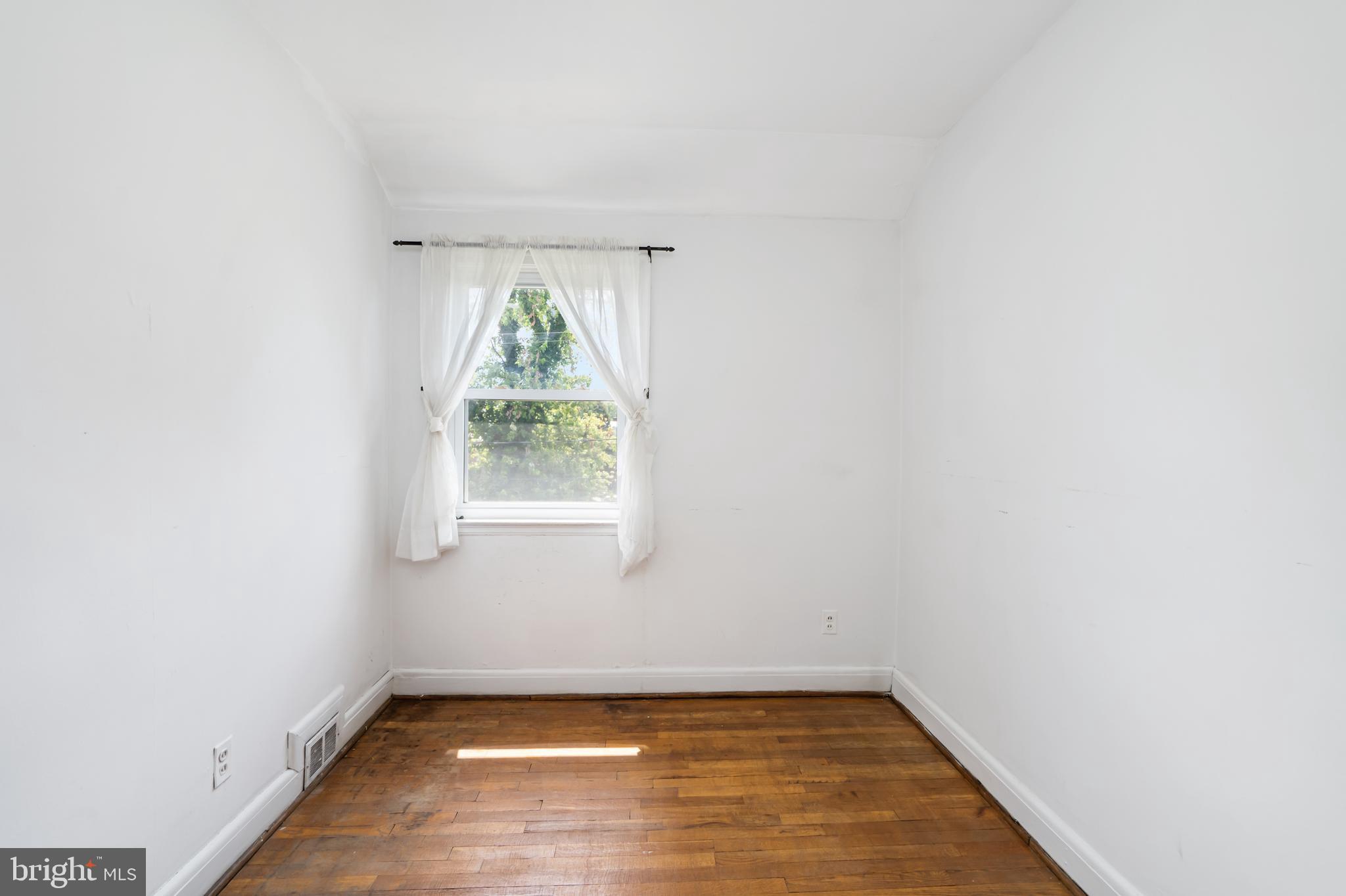 4009 Brookhill Road Baltimore, MD 21215 - Photo 20 of 27 Bright and Spacious Bedroom