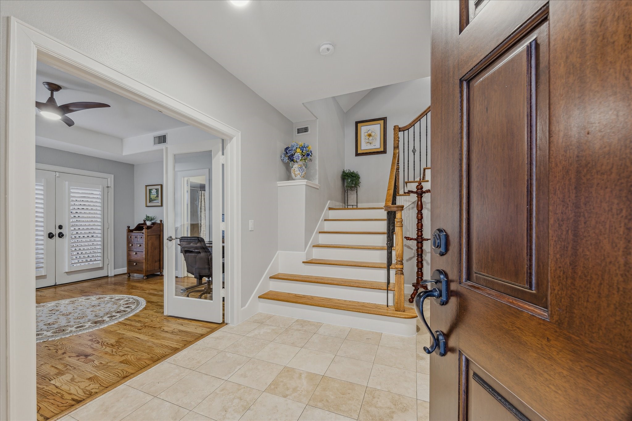 544 Bomar Street Houston, TX 77006 - Photo 11 of 43 WELCOME HOME... Inside, rich hardwood and tile flooring flow throughout the home, setting the stage for refined living.