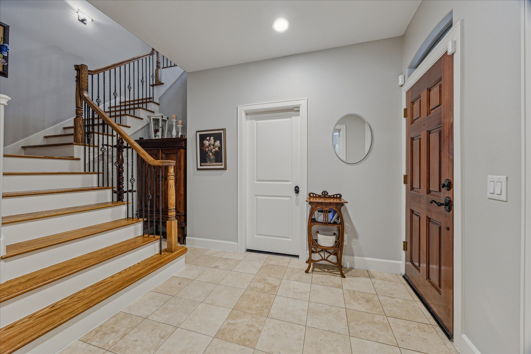 544 Bomar Street Houston, TX 77006 - Photo 12 of 43 FOYER...The foyer provides access to an attached two-car garage with epoxy flooring and an outdoor patio—perfect for relaxing or entertaining.
