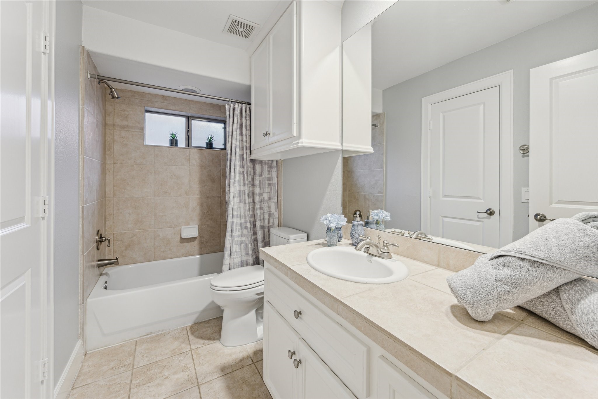 544 Bomar Street Houston, TX 77006 - Photo 13 of 43 ENSUITE BATH... This private bath features ceramic tile flooring and a matching countertop, complemented by a tub/shower combination with a stylish ceramic tile surround. A frosted privacy window allows natural light while maintaining seclusion, and a built-in linen cabinet offers convenient storage.
Would you like to move on to the next room, or shall I help you compile all the descriptions into a cohesive property listing?