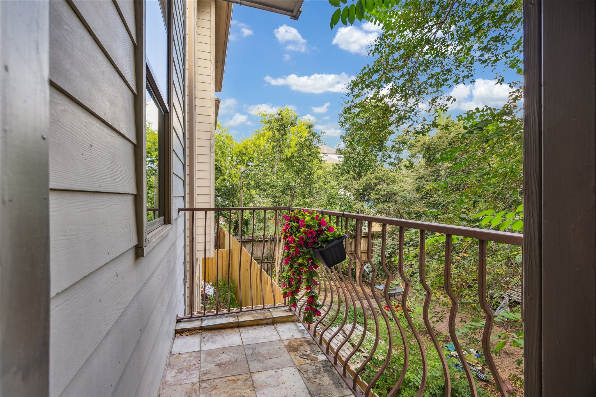544 Bomar Street Houston, TX 77006 - Photo 27 of 43 OUTDOOR BALCONY... A private balcony off the breakfast area is ideal for enjoying your morning coffee or tea.