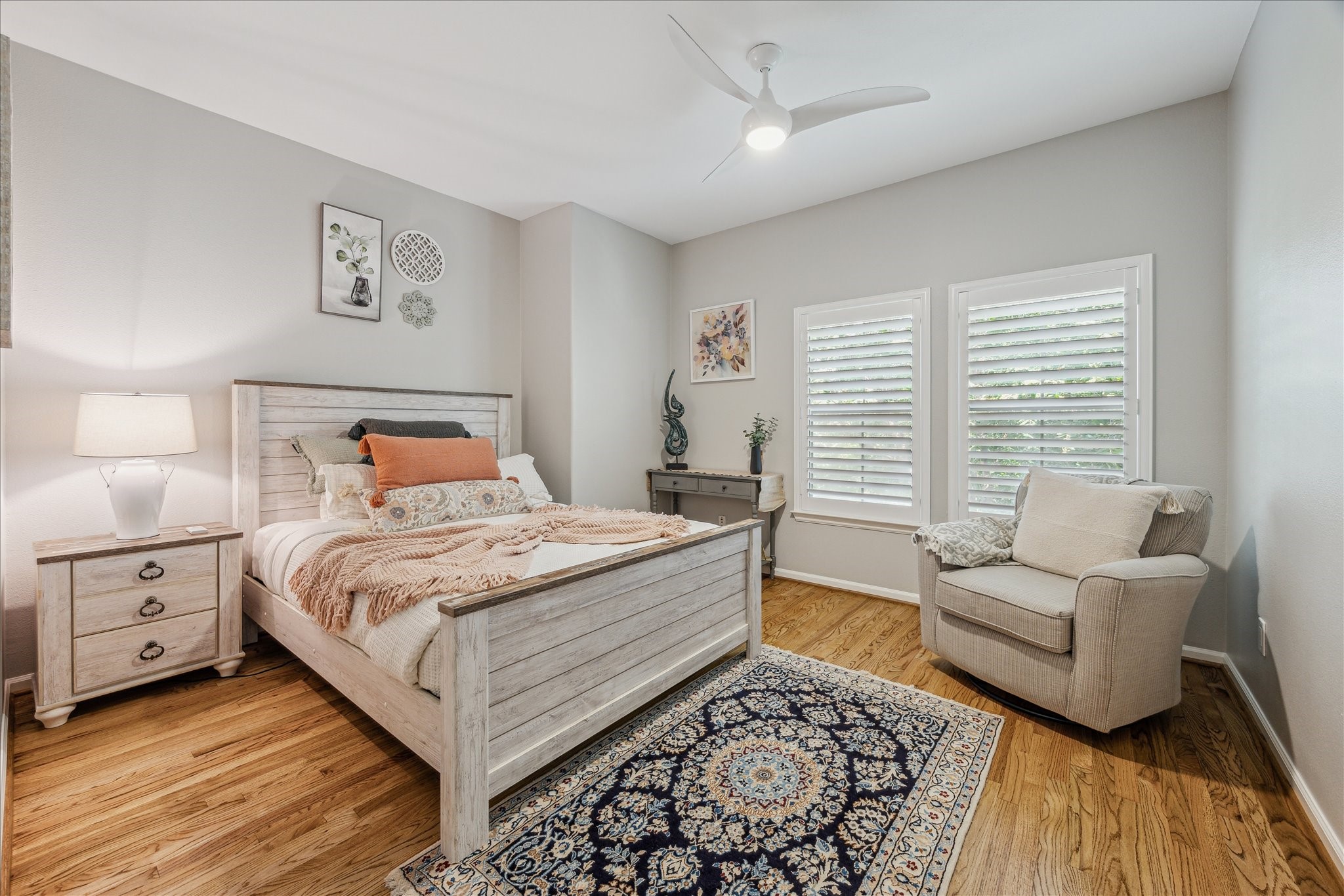 544 Bomar Street Houston, TX 77006 - Photo 38 of 43 GUEST SUITE... Nestled on the third floor, this inviting guest suite features rich hardwood flooring, plantation shutters, and fresh neutral paint that creates a serene ambiance. A ceiling fan with a light kit adds comfort and functionality, making it a perfect private retreat for guests.