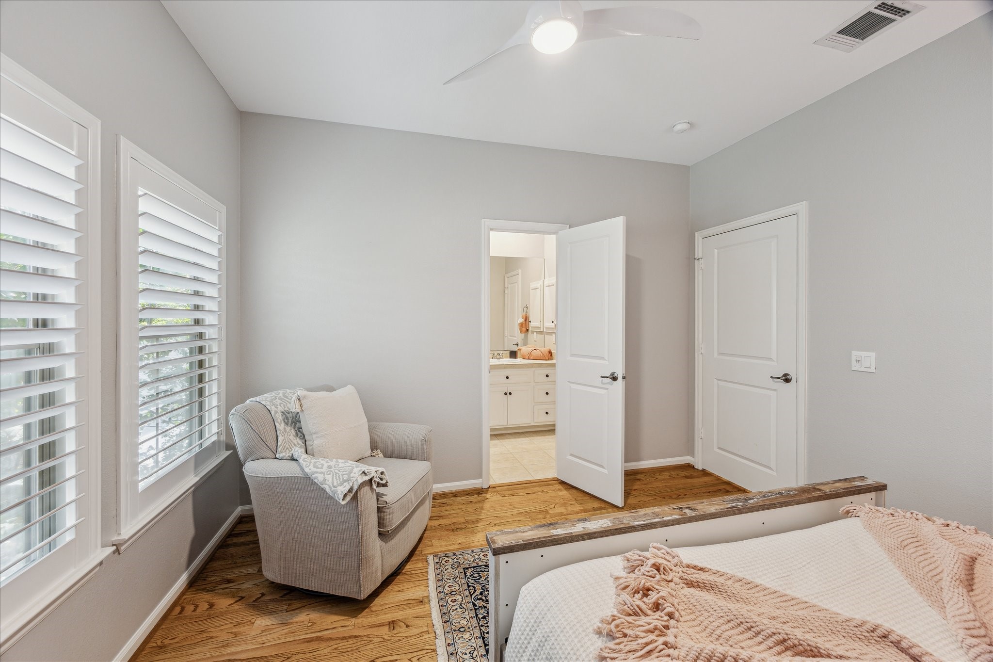 544 Bomar Street Houston, TX 77006 - Photo 39 of 43 An additional view of this third-floor suite reveals a private entrance into the en suite bath, enhancing the comfort and convenience for guests. The room’s thoughtful layout and elegant finishes make it a welcoming and restful space.
