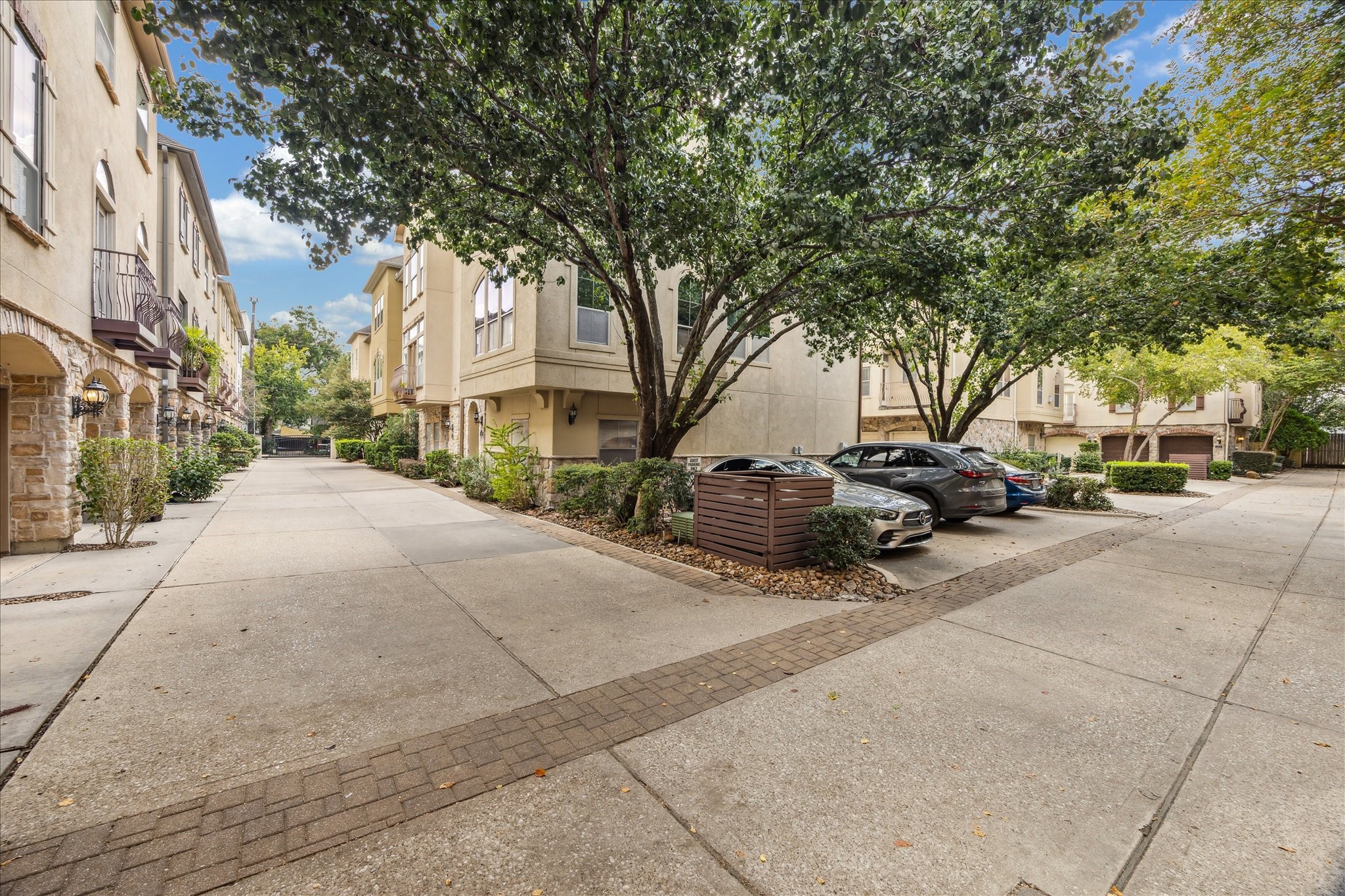544 Bomar Street Houston, TX 77006 - Photo 42 of 43 You’re just steps away from Montrose’s top dining spots, coffee shops, nightlife, and parks. Plus, you’ll enjoy an outstanding central location close to River Oaks Shopping Center, The Galleria, the Texas Medical Center, and Downtown Houston.