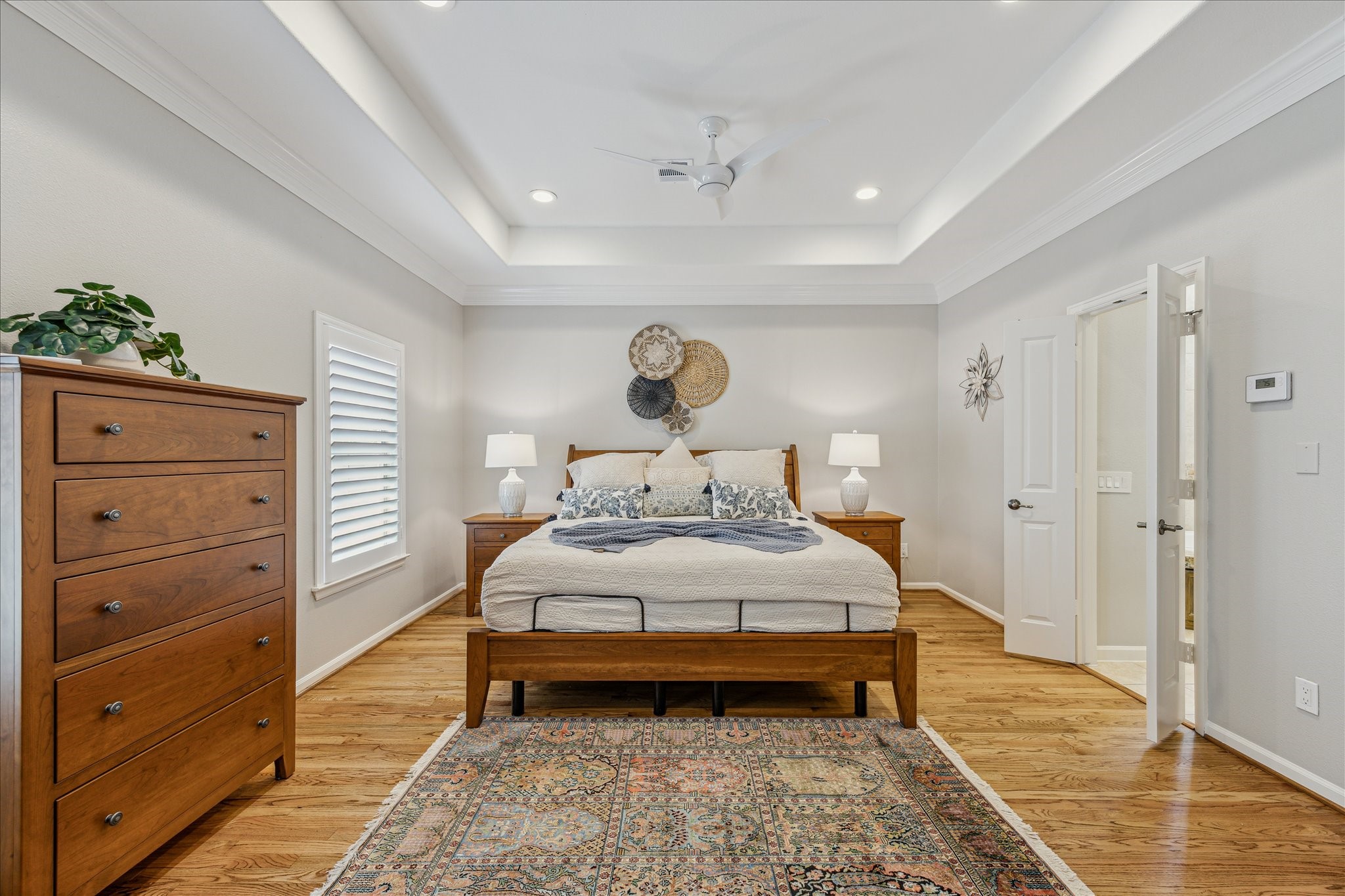 544 Bomar Street Houston, TX 77006 - Photo 5 of 43 PRIVATE PRIMARY SUITE... The private primary retreat is a true sanctuary.