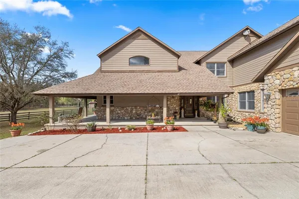 a view of a house with a yard