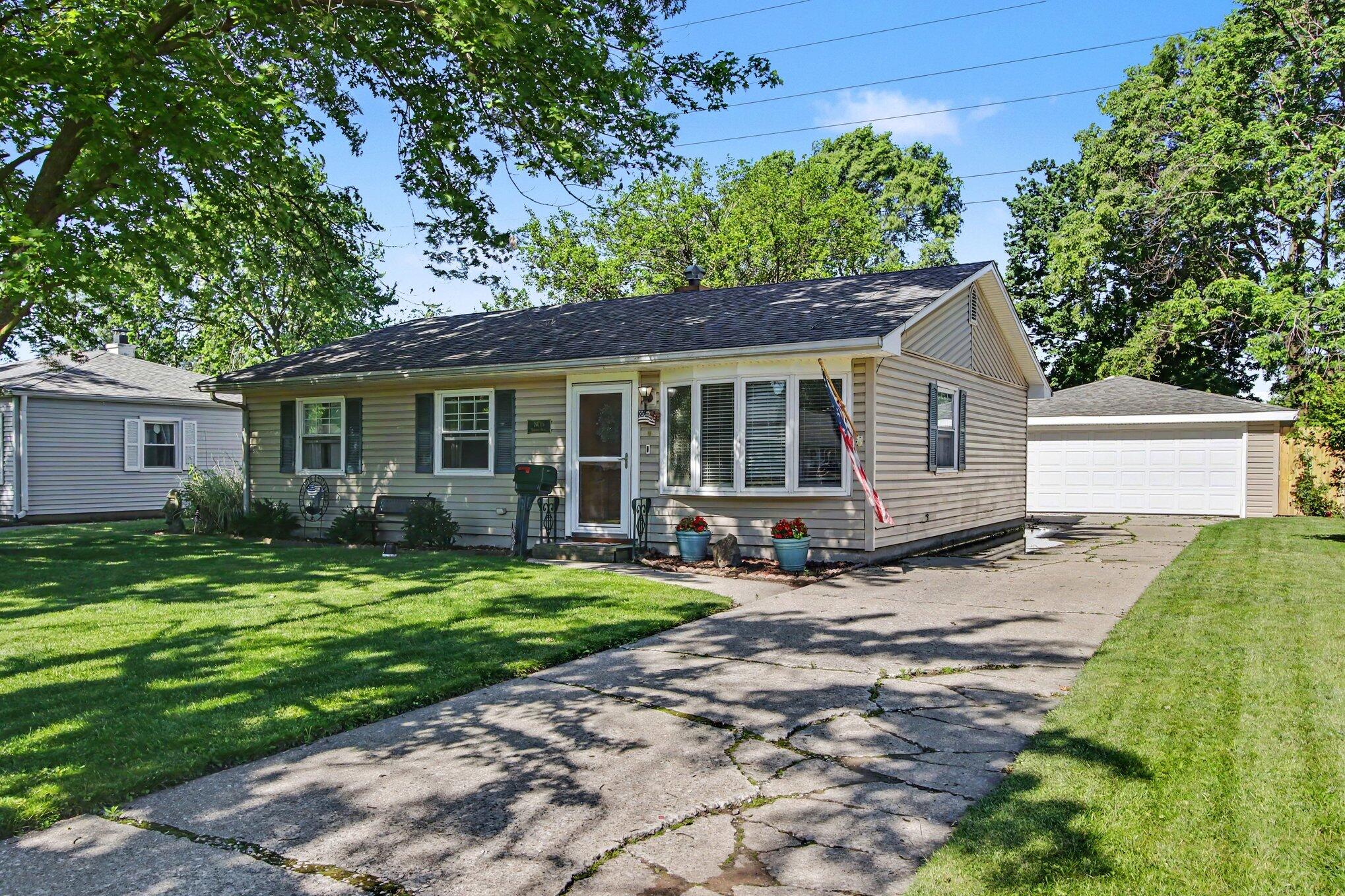 8016 Gordon Place Highland, IN 46322 - Photo 3 of 28 2038x1359