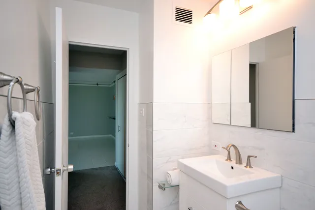 $2,400 | 3600 North Lake Shore Drive, Unit 621, Chicago, IL 60613